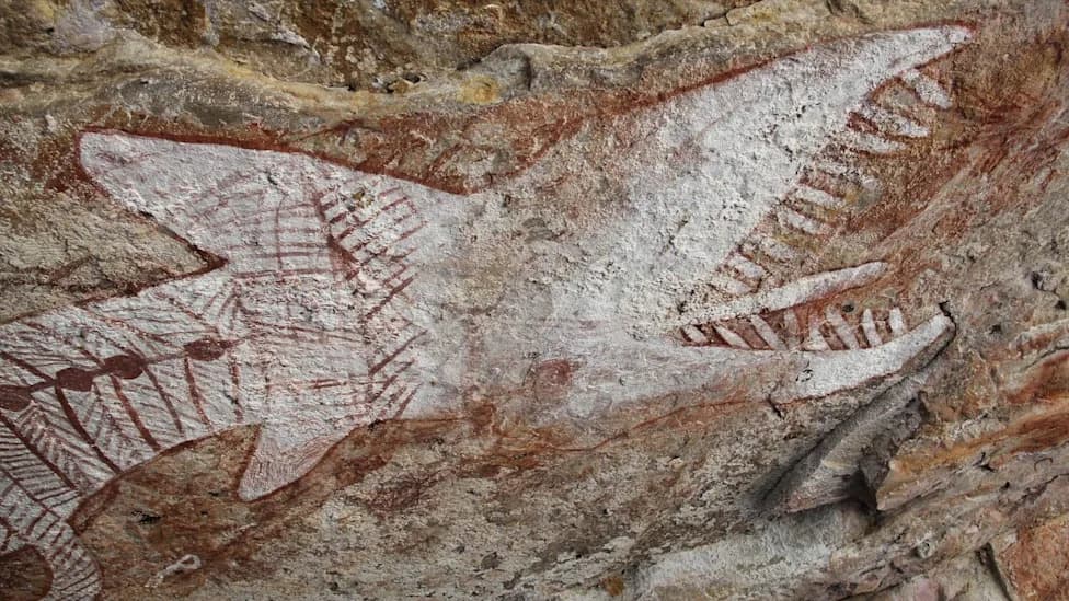 Ogroman prikaz Duge zmije (~124 m / 407 ft) kod Awunbarna — kako je kolonizacija uticala na aboridžinsku stensku umetnost