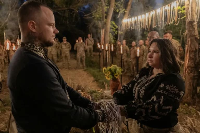 Usred rata: Dvoje ukrajinskih vojnika izgovorilo zavete u ritualnom venčanju „Mysteriya“
