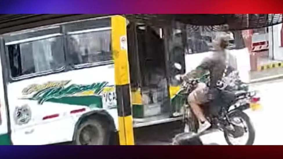 Motociklista Proleteo Kroz Otvorena Vrata Autobusa Nakon Prolaska Stop Znaka — I Preživeo