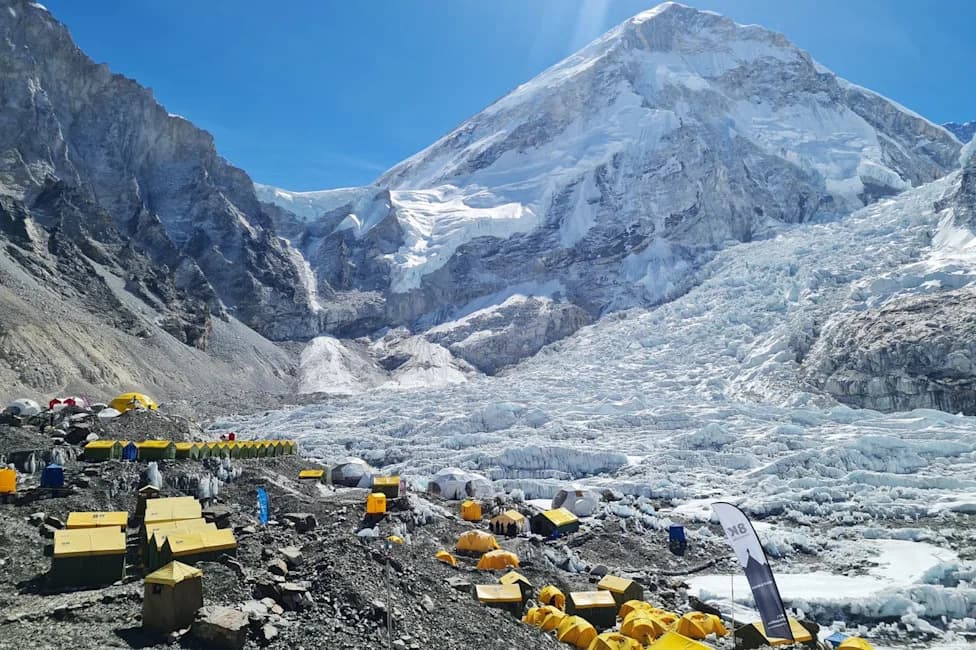Urin i gorivo sa Base Campa otopili oko 2.500 tona leda na Everestu — studija poziva na preseljenje kampa