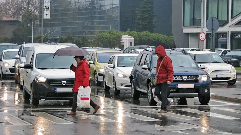 Kako Kap Kiše Sa Malim Električnim Nabojem Može Tiho Korodirati Auto i Metalne Površine