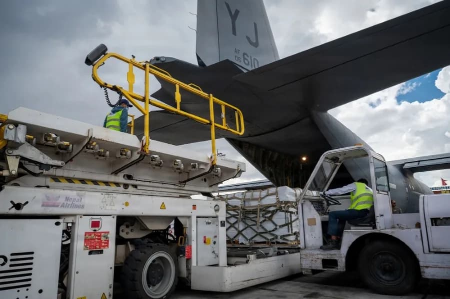 Vazduhoplovstvo SAD Isporučilo Hitnu Pomoć Nepalu C-130J Avionima Nakon Razornih Poplava