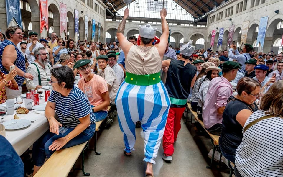 Banquets Géants u Bourgesu: Velike francuske gozbe između tradicije i političkih optužbi