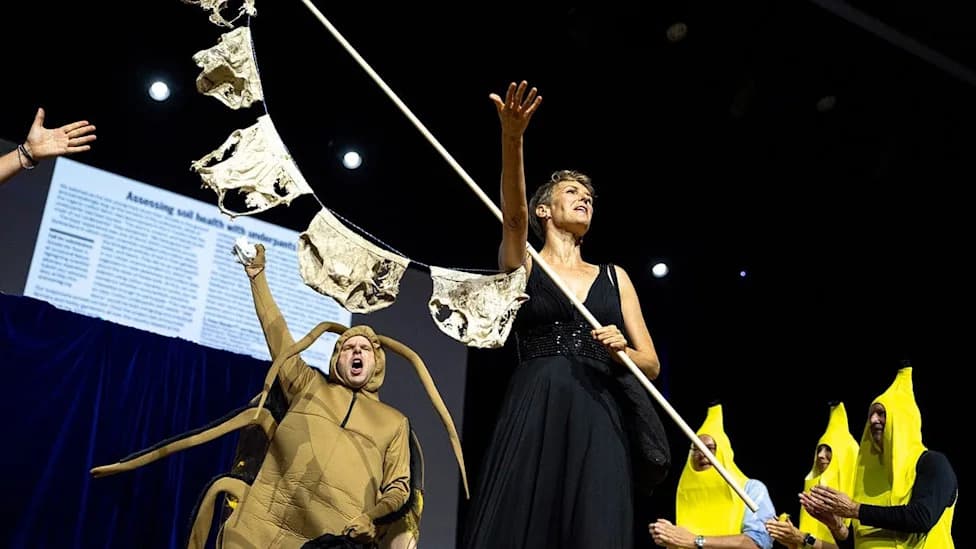 Ig Nobel u Cirihu: Od mleka bubašvaba do gazenja zmija — nauka koja iznenađuje