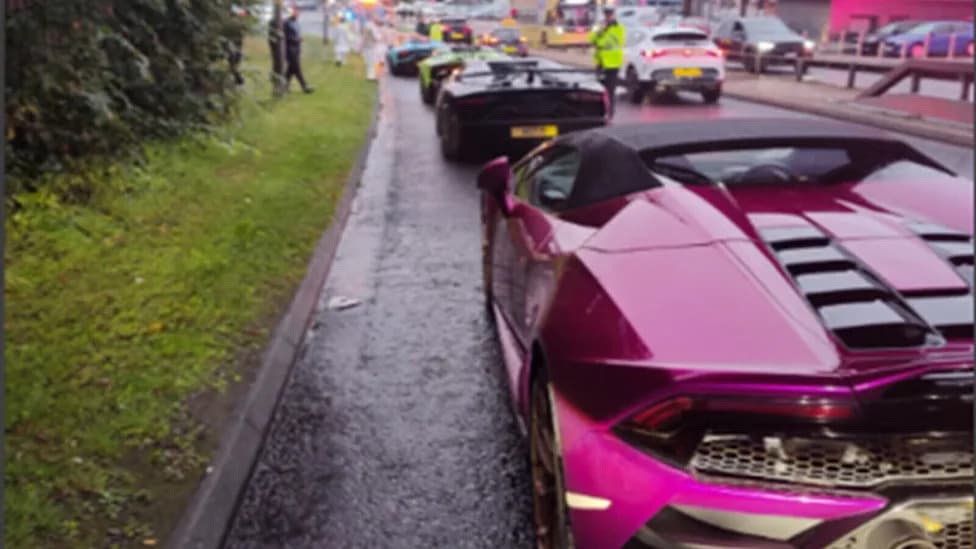 Pet Lamborghinija i Mercedes G-Wagen Zaplenjeni Kod Mančestera Posle Konvoja Koji Se Kret’o i Prebrzo i Presporo