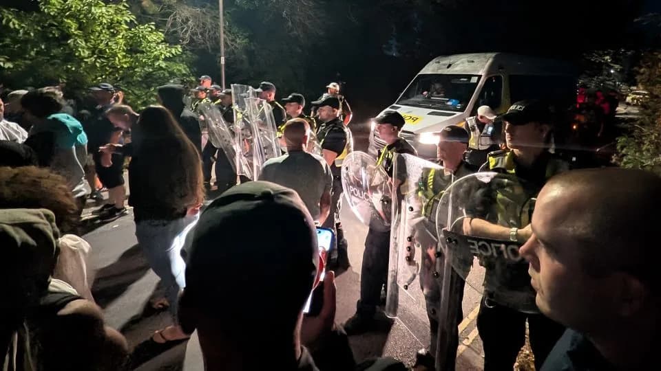 Stotine maskiranih ekstremista blokiralo britanske luke — sukobi u Portsmouthu i Doveru