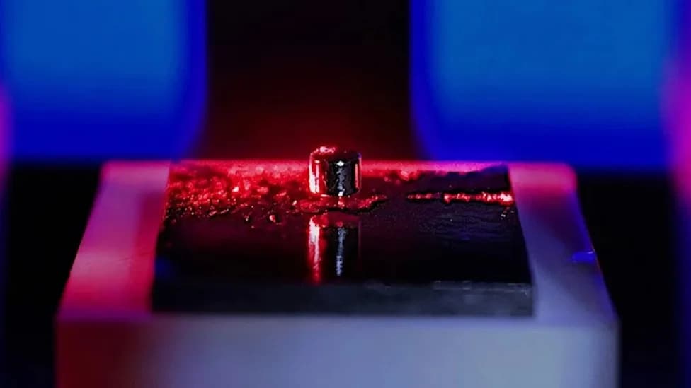 Lebdeći magnet LeMaMa meri magnetna polja do femtotesla — nova alatka u potrazi za tamnom materijom i za neuroistraživanja