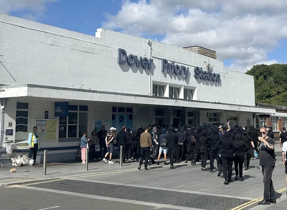 Maskirani Protivnici Migranata Paralisali Dover i Portsmouth; Vlada Osudila "Huligansko i Zastrašujuće" Ponašanje