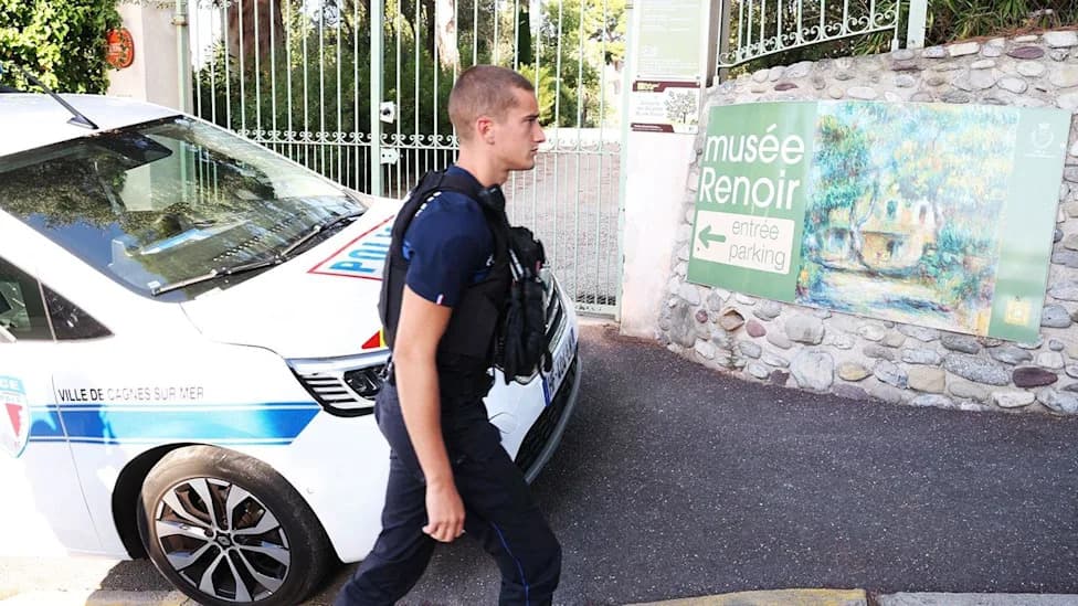 Lopovi Ukrali Četiri Renoara — Dve Slike Ostavili U Vrtu Tokom Bekstva, Kaže Gradonačelnik