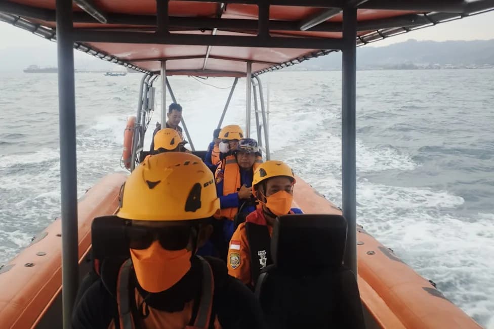 Nestanak čamca kod Anak Krakatau: Tragaju za osam osoba, među njima pet foto‑reportera