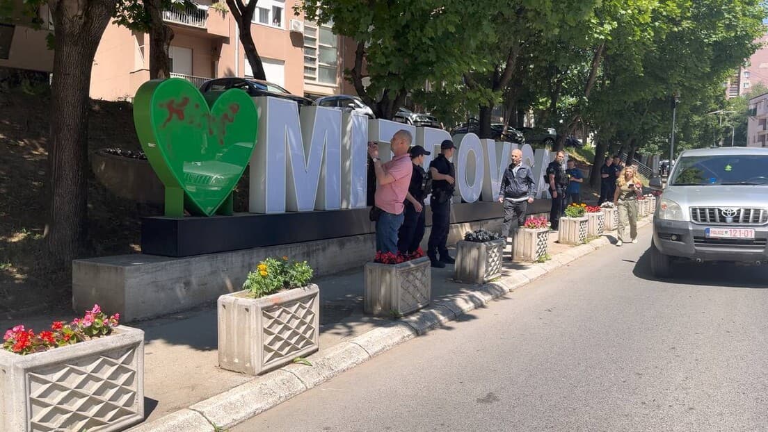 Severna Mitrovica: Skupština Ponovo Usvojila Odluku O Uklanjanju Znaka "Volim Mitrovicu"