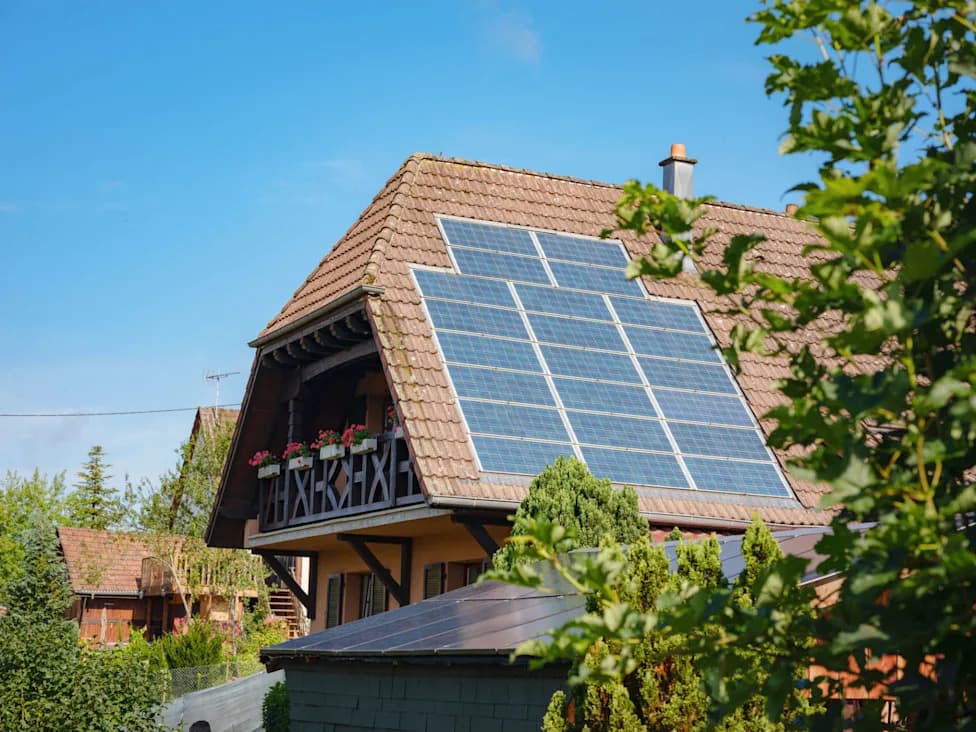 Jedna Solarna Instalacija Menja Komšiluk: Švicarsko Istraživanje Pokazuje Uticaj Na Potrošnju I Usvajanje EV