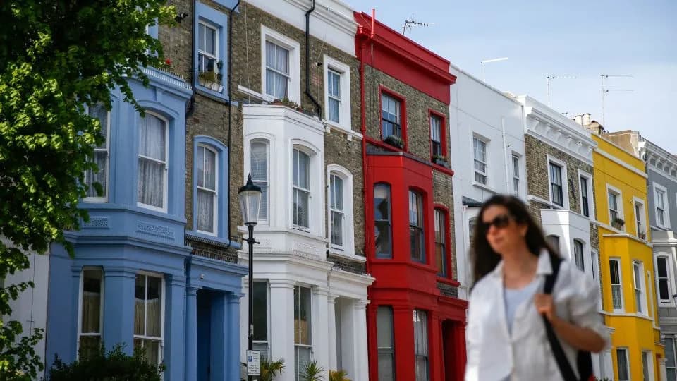 London: Zgrade Pucaju i Tone Nakon Ekstrogne Suše — Rizik Koji Raste