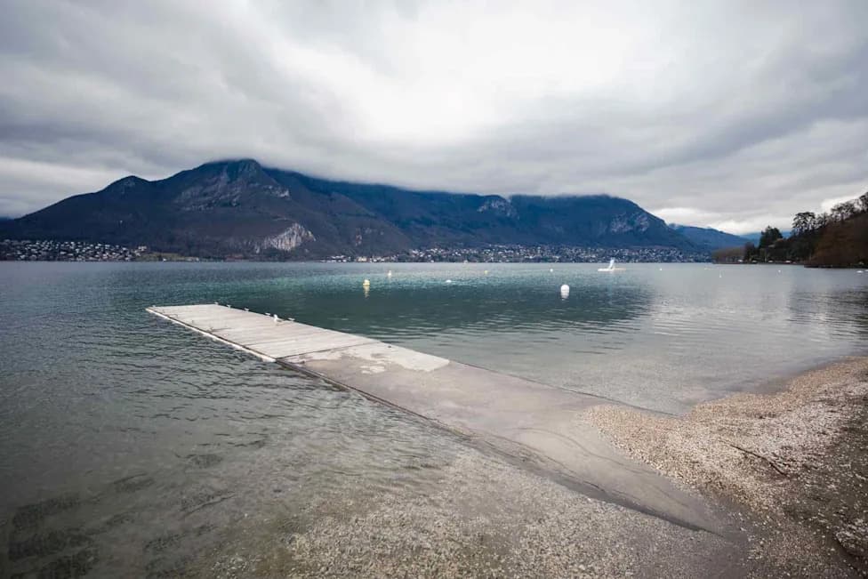 Pištolj Iz Jezera Annecy Može Biti Povezan Sa Masakrom u Chevalineu (2012) — Balistika Se Ispituje