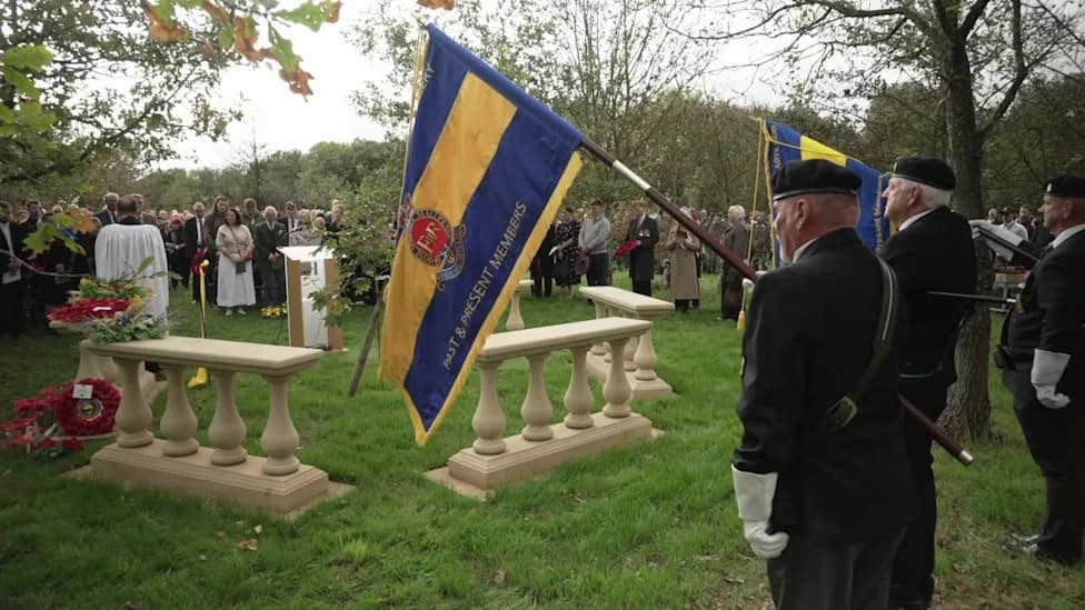 Otkriven Prvi Trajni Spomenik U Velikoj Britaniji Za Veterane Koji Su Preminuli Usled Samoubistva