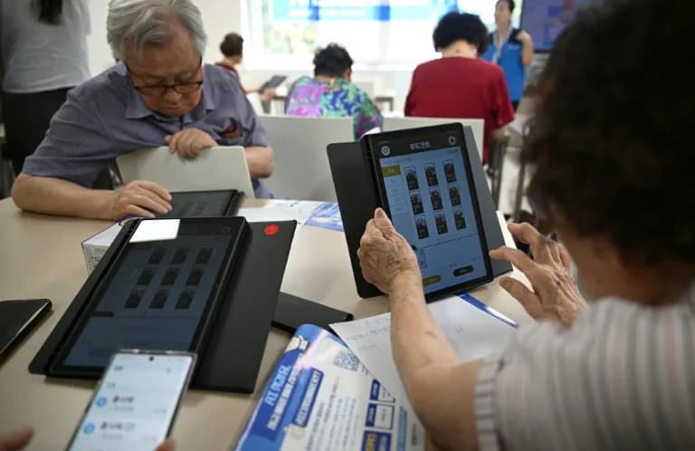Južna Koreja Pomaže Starijima Izgubljenim u Digitalnom Doba — Državne Obuke Dosegle 650.000 Ljudi