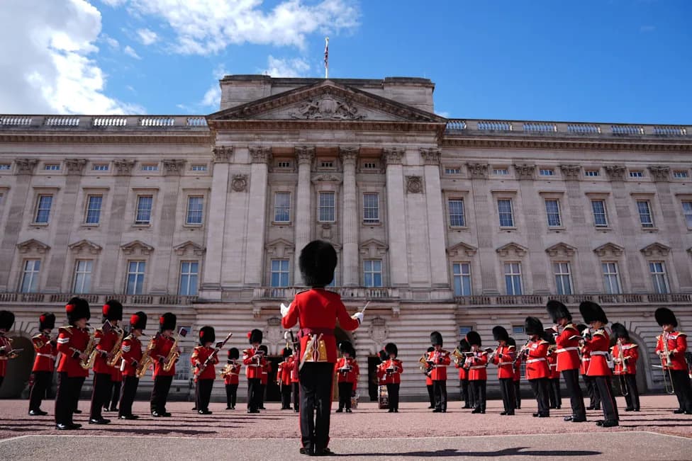 Britanski poslanici traže kraj pravog medveđeg krzna u kapama kraljevskih stražara