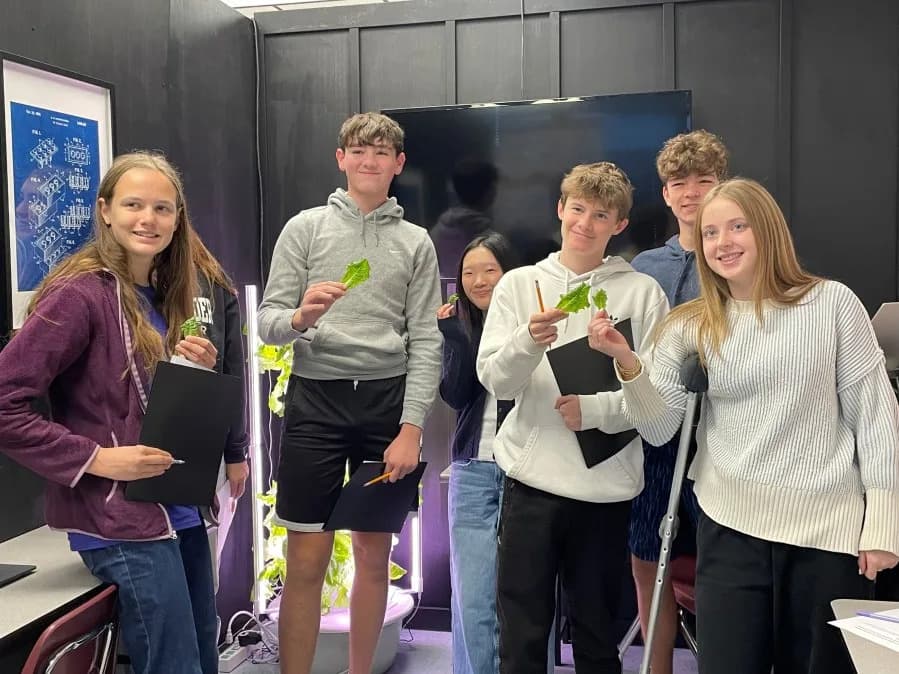 Hidroponska kula u učionici: srednjoškolci iz Roanokea uzgajaju i degustiraju Buttercrunch salatu