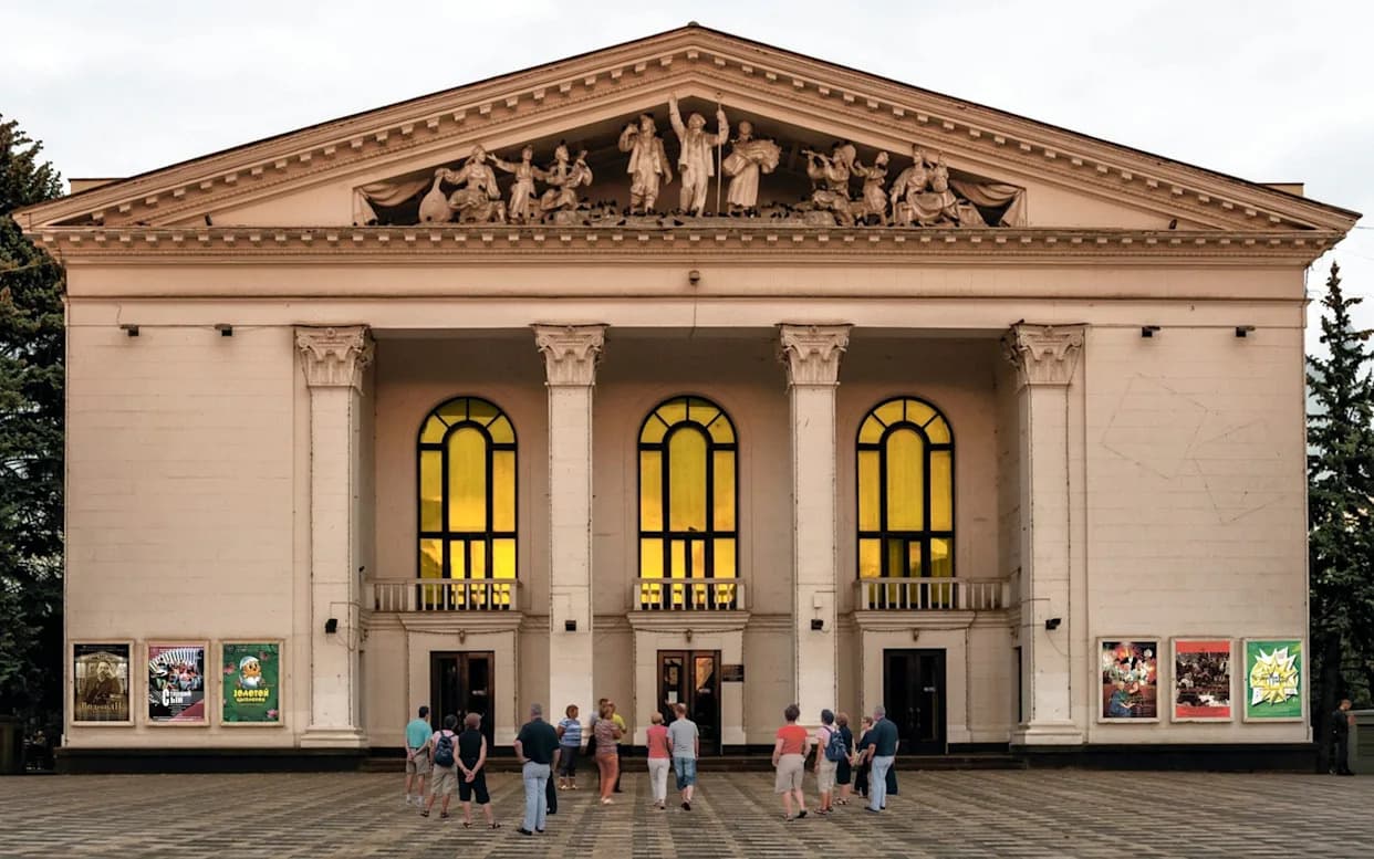 Rusija „pleše po kostima“ žrtava dok se u okupiranom Mariupolju ponovo otvara razrušeno pozorište