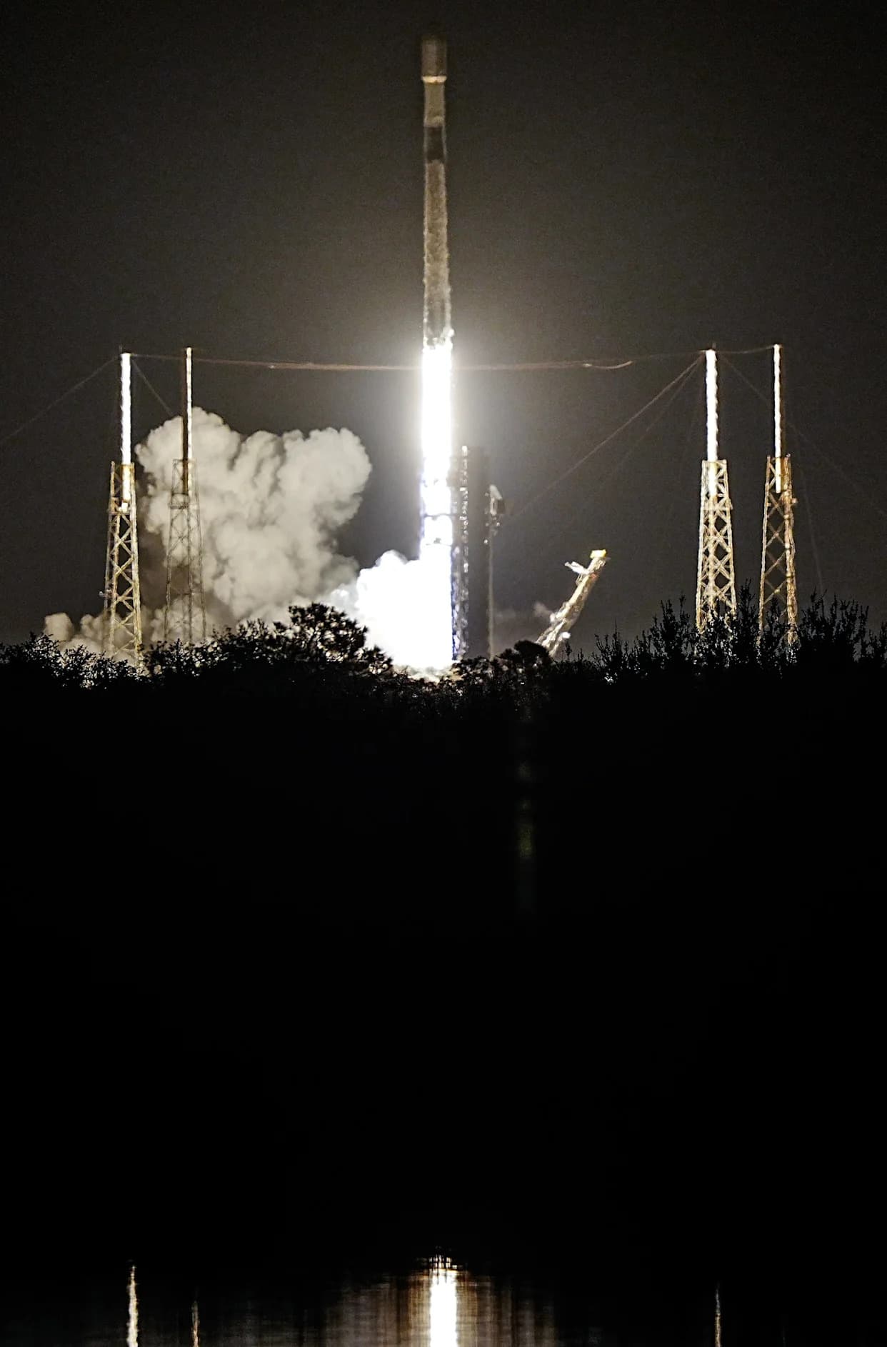 Pogledajte fotografije: SpaceX Starlink 6‑81 poletao iz Kejp Kanaverala — ULA Atlas V otkazan, novi pokušaj 6. novembra