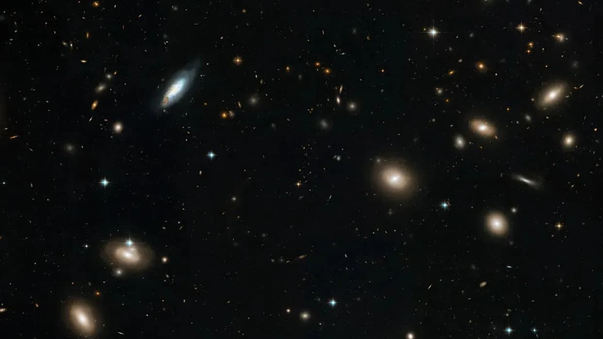 Studija u Nature: tamna materija podleže gravitaciji — peta sila ograničena na najviše 7%