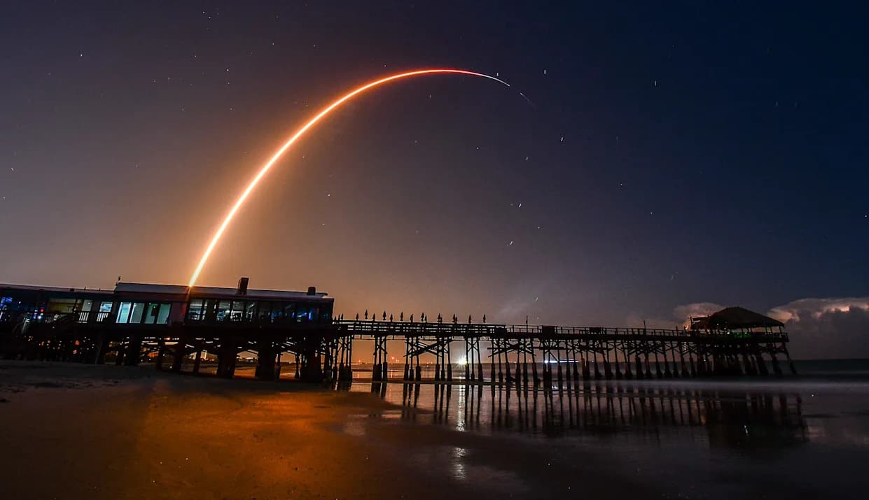 Spektakularne fotografije: SpaceX lansirao 29 satelita Starlink 10‑51 sa Kennedyjevog svemirskog centra pred zoru