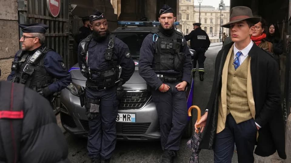 Otkriven „čovek sa fedorom“ iz Luvra: 15-godišnji Pedro postao viralna senzacija retro stilom