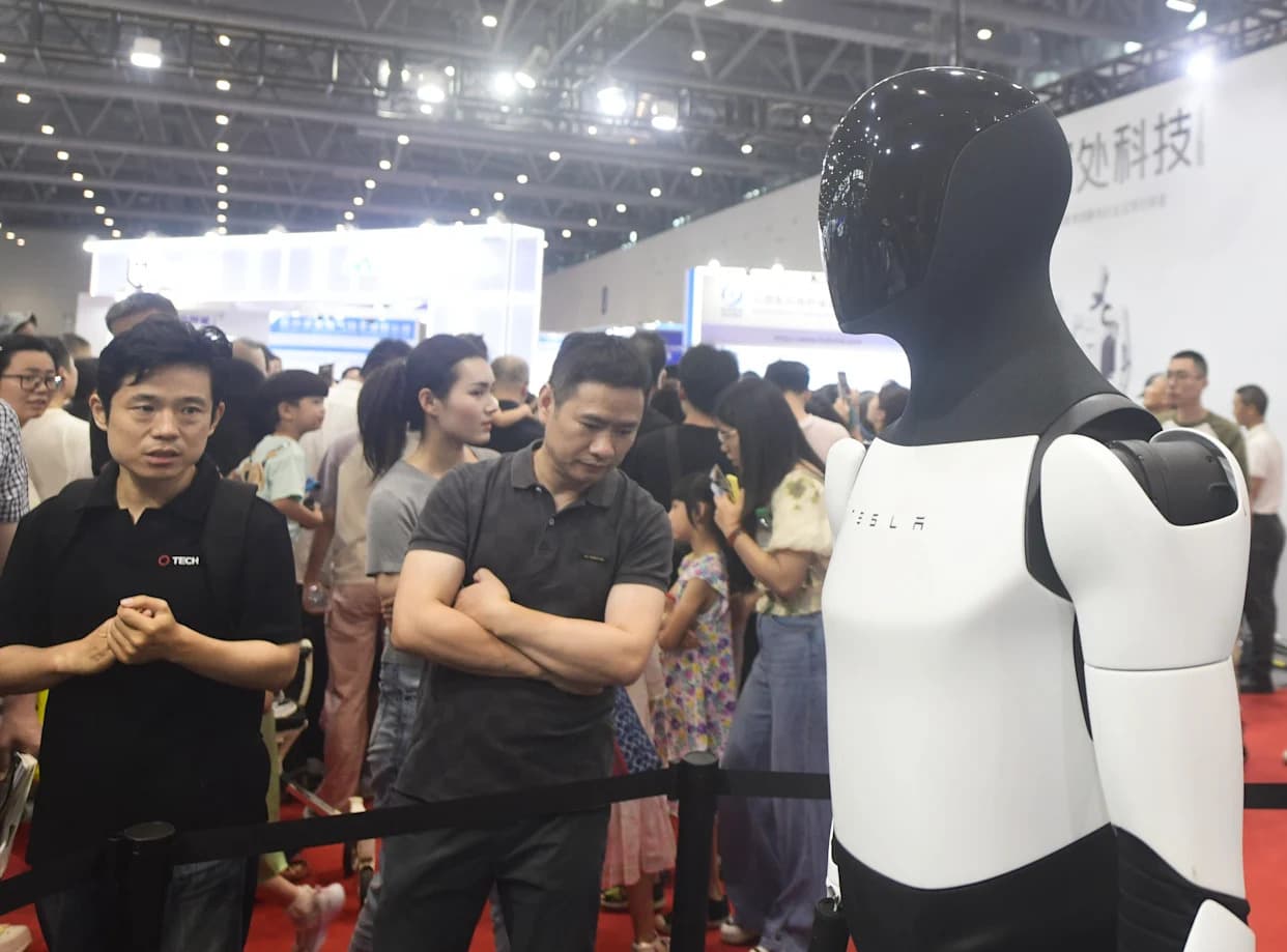 Ilon Mask predlaže: Optimus roboti da prate bivše zatvorenike — realnost, etika i troškovi