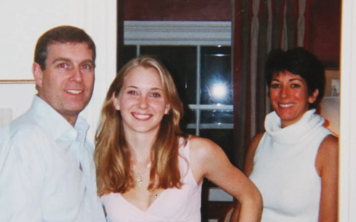 Procurili mejlovi: Epstein navodno potvrdio autentičnost fotografije princa Andrewa i Virginije Giuffre