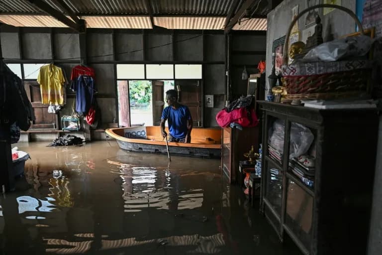 Tajland: tromesečne poplave u Ajutaji pretvorile domove i drevne hramove u plovne kanale