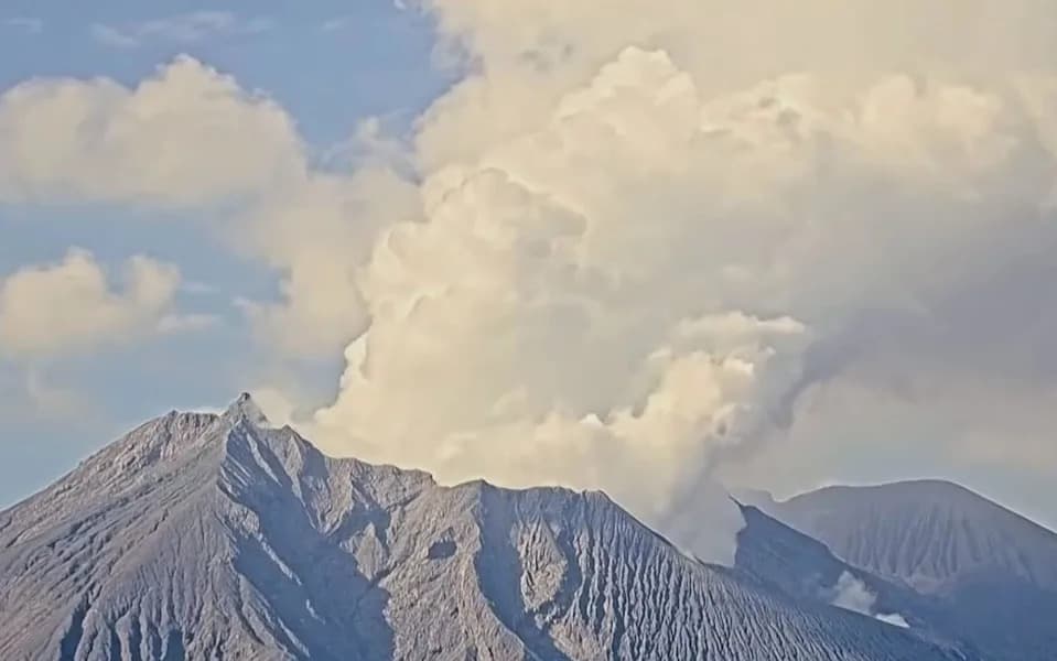 Erupcija Sakurajime: oblak pepela visok 4.400 m, desetine letova otkazane