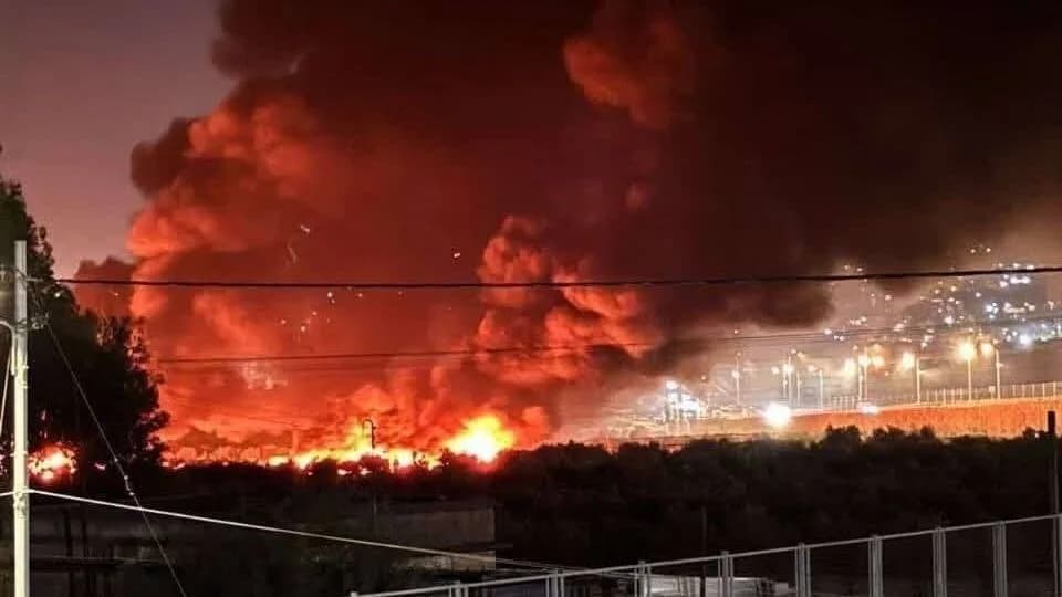 Veliki požar u Huwari: naseljenici zapalili otpadni park, oko 150 automobila uništeno