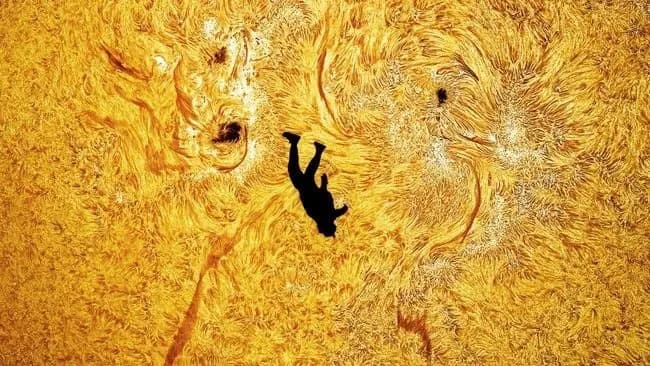 „Pad Ikara“: padobranac preseče Sunčev disk u zadivljujućoj H‑alfa fotografiji