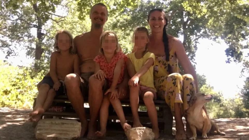 Uklonjena „deca iz šume“: sud razdvojio porodicu koja je živela van mreže u Abrucu