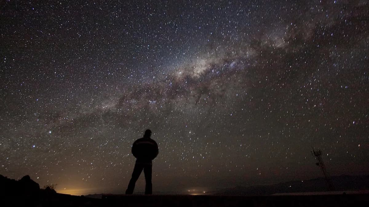 Možda se krećemo mnogo brže kroz kosmos nego što smo mislili — radio-galaksije dovode u pitanje standardnu kosmologiju