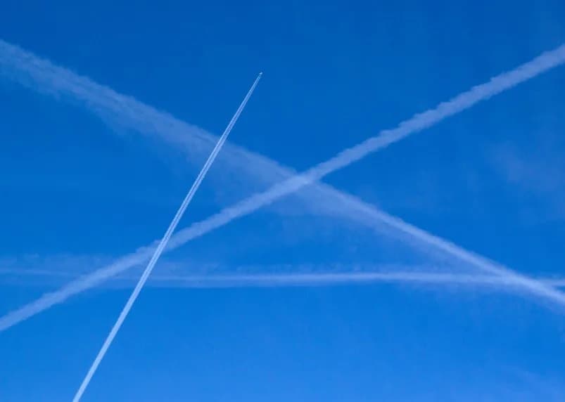 Zašto teorija o „kemtrejlsima“ opstaje — i zašto o njoj govori Tucker Carlson