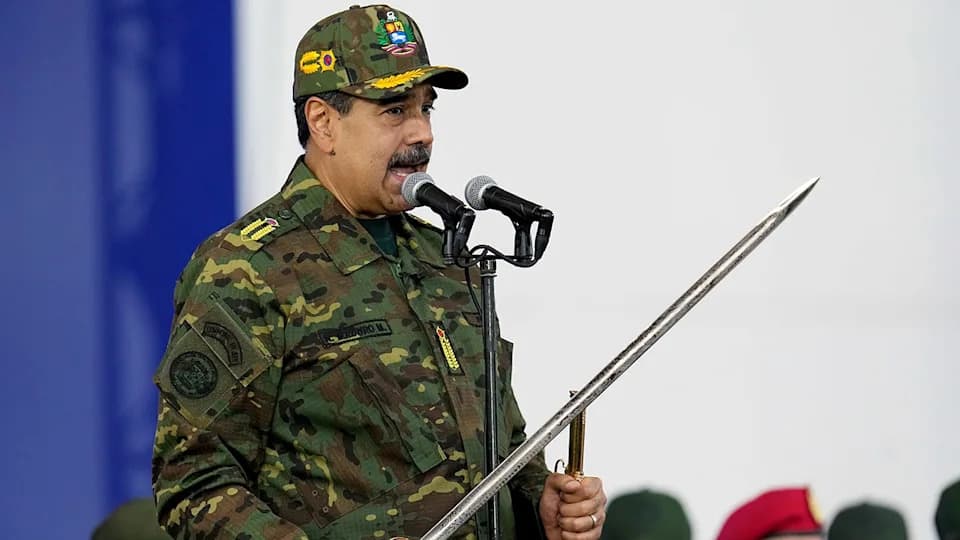 Maduro maše Bolívarovim mačem i poziva na otpor — SAD najavljuju racije protiv krijumčara i na kopnu
