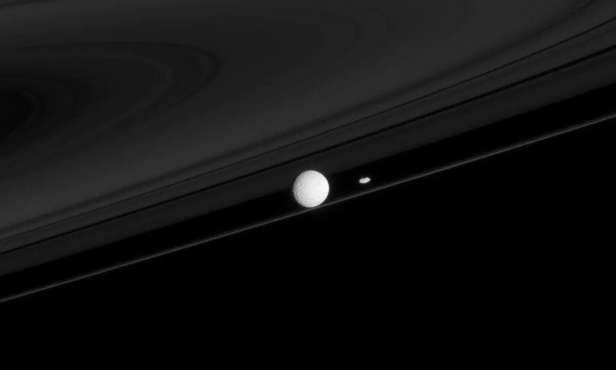 Mali ledeni meseci kriju ključajuće okeane — potencijal za život ispod leda