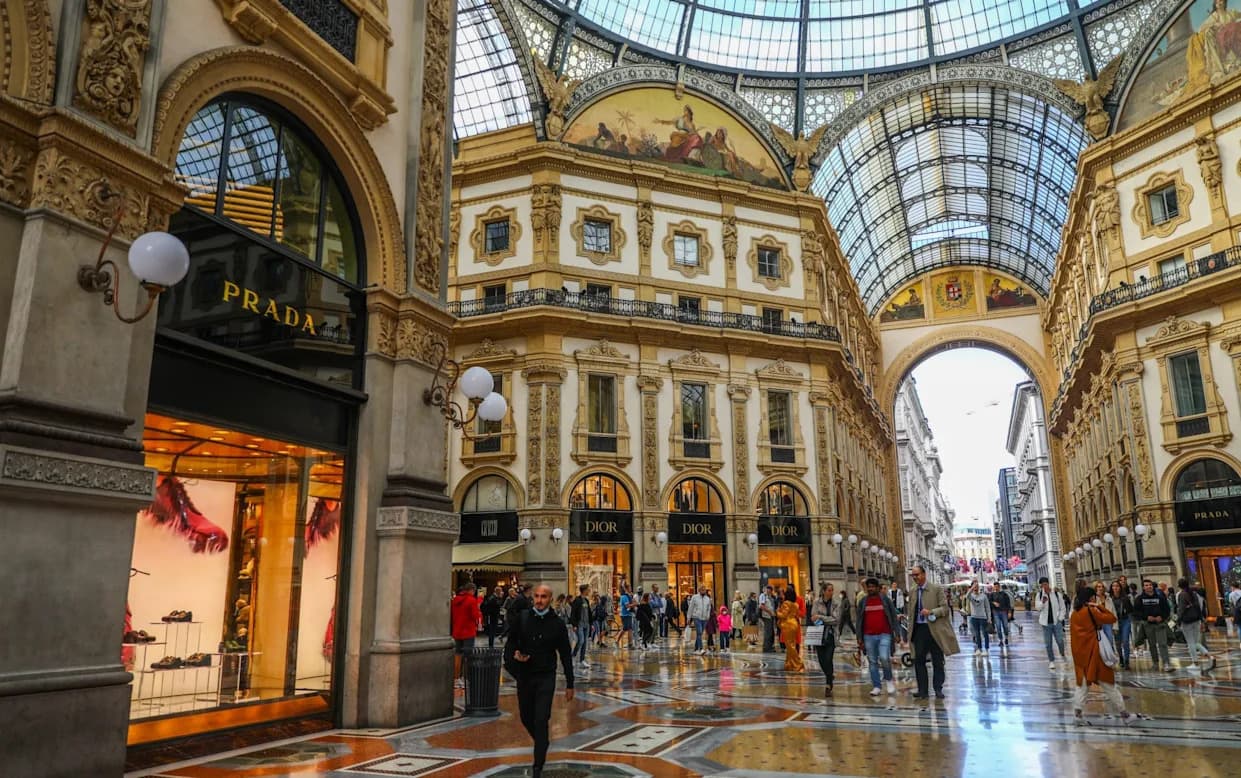 Racije U Modnoj Industriji: Policija Pretresa 13 Luksuznih Brendova U Istrazi O Eksploatatorskim Radionicama