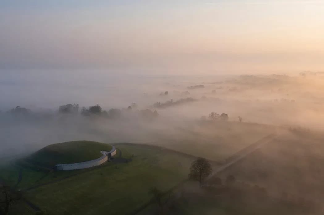 Newgrange: Samo 38 Srećnika Ima Priliku da Gleda Kako Sunce Poplavi Pet Milenijuma Staru Komoru