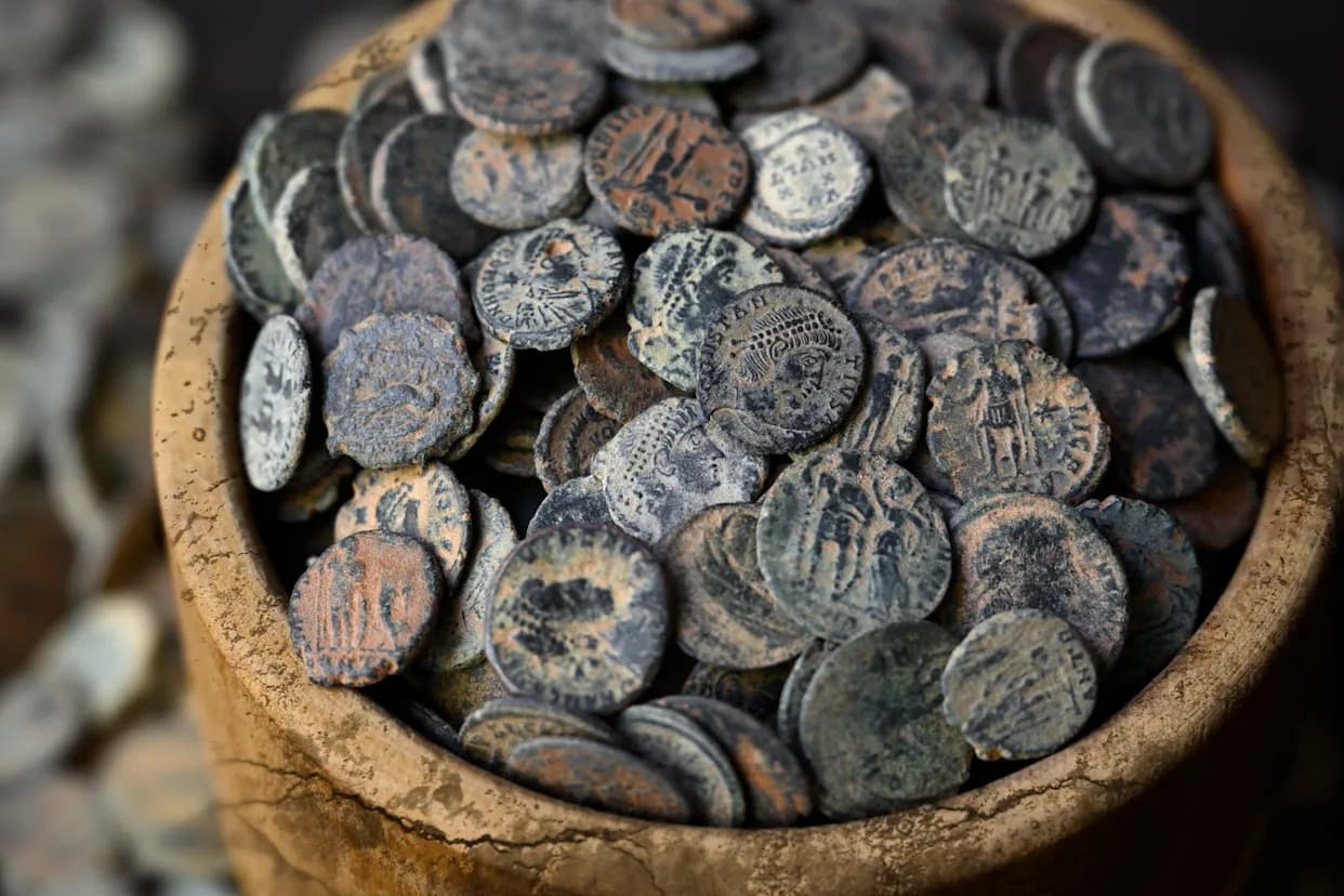 Otkrivena rimska „kasica“: Tri amfore sa više od 40.000 novčića ispod poda dnevne sobe