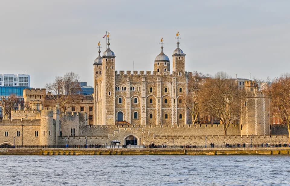 Više od 50 skeleta otkriveno ispod Kule Londona — masovna grobnica iz doba Crne smrti i ukopi iz 12. veka