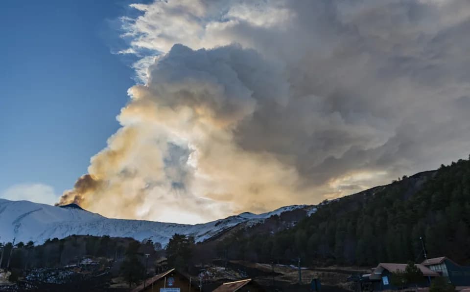Etna eruptirala — skijaši nastavili spust dok su pepeo i fontane lave prekrivali padine