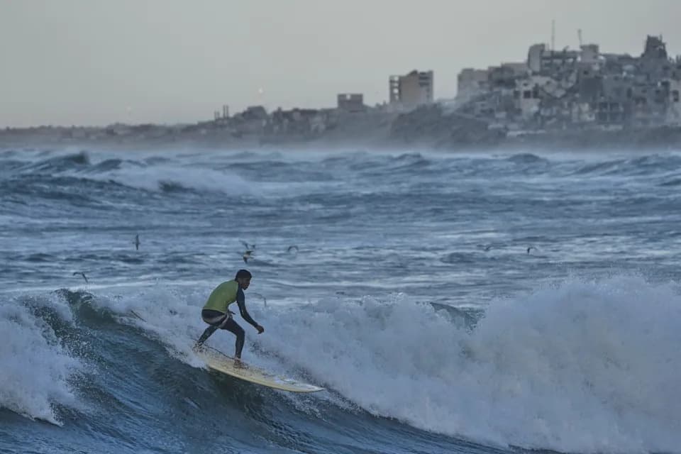 Surferi Na Talasima Pored Oštećene Obale Gaze — Fotogalerija AP