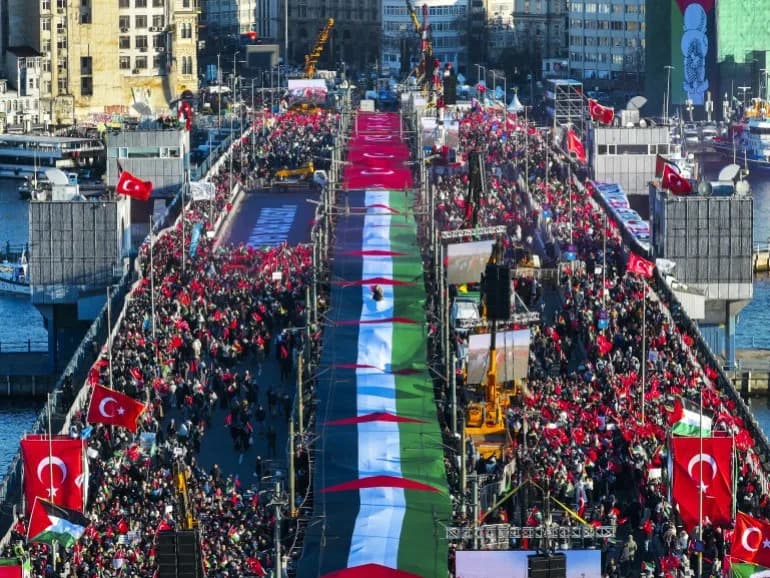 Oko 500.000 ljudi na Galata mostu u Istanbulu — masovni marš solidarnosti sa Gazom