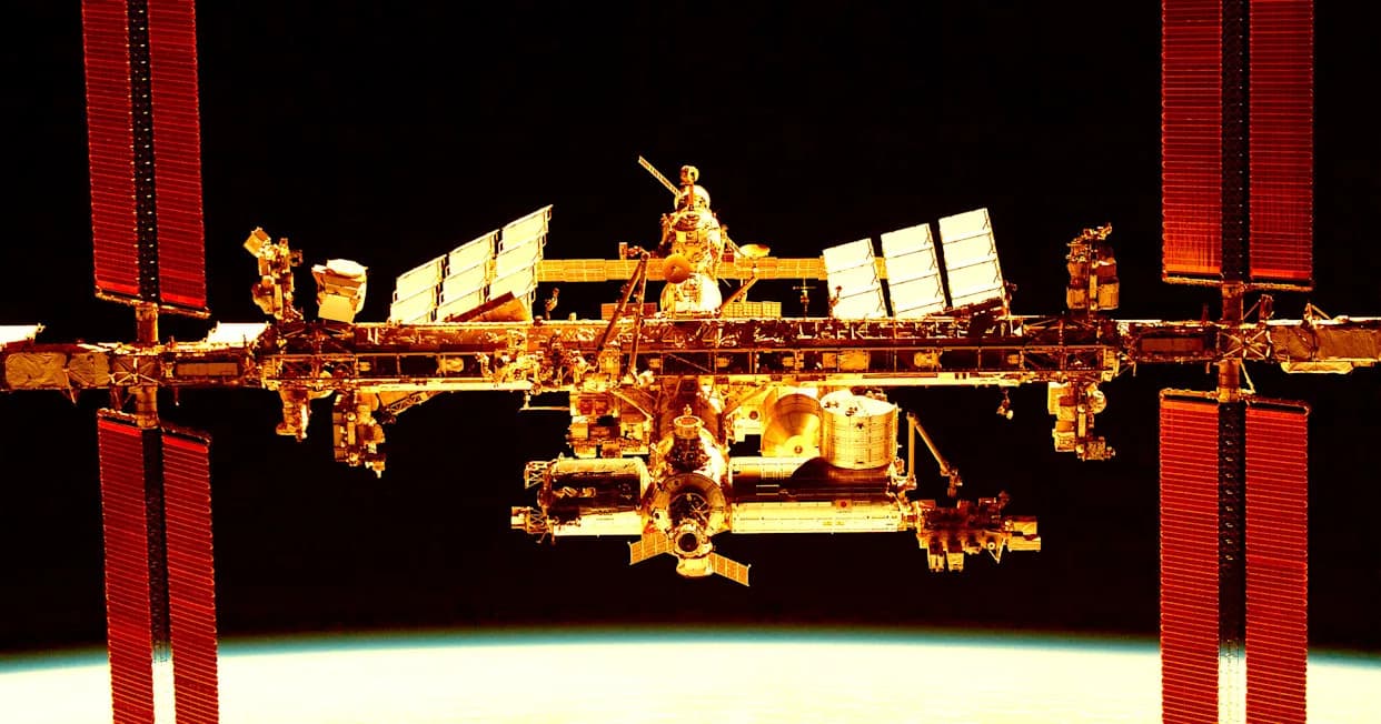 Cela svemirska stanica svedena na „kosturnu“ posadu — prva medicinska evakuacija ISS‑a u 25 godina
