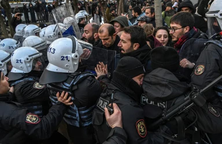 Masovni Sukobi Na Granici: Više Od 1.000 Prokurdskih Demonstranata Sukobilo Se S Policijom U Nusaybinu