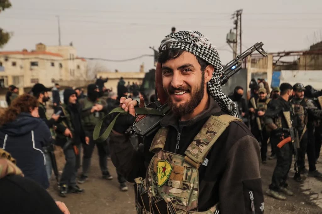 SAD Prebacile Treću Grupu Zatvorenika ISIL‑a U Irak Dok Se Američko Prisustvo U Hasaki Smanjuje