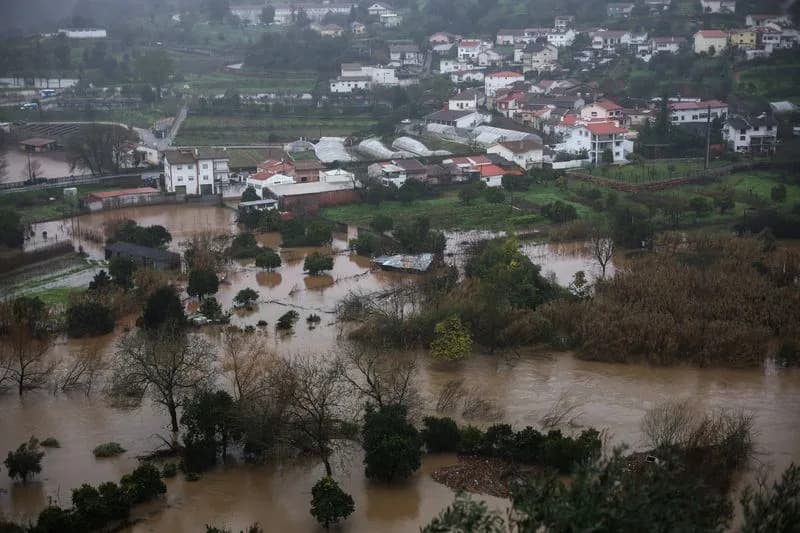 Poplave u Portugalu: Nasip Pukao, Deo Autoputa A1 Se Srušio — Evakuisano 3.000 Ljudi