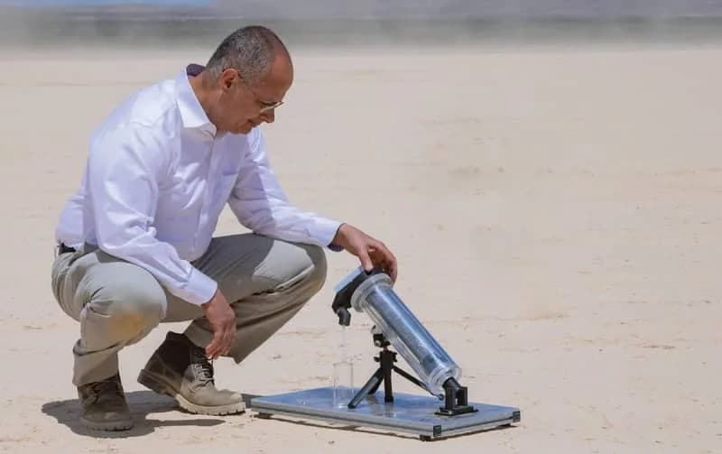 Berkeleyjev Prijenosni Uređaj Izvlači Vodu Iz Suvog Vazduha Koristeći Samo Sunčevu Energiju